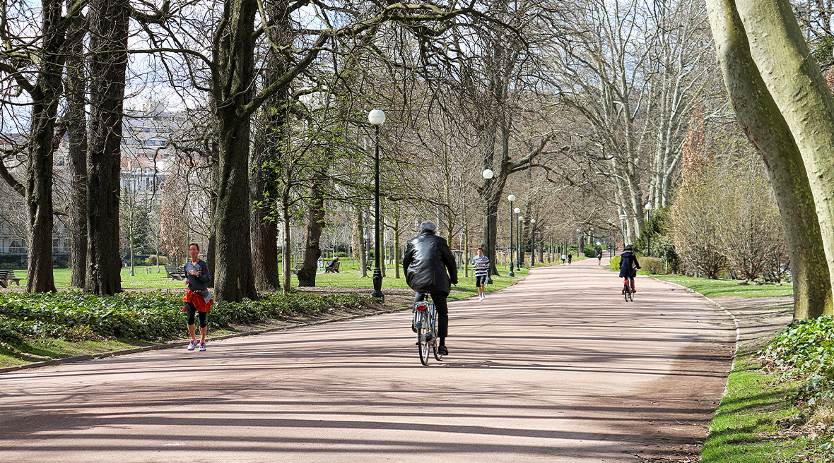 Bikers riding through Lyon’s famous Parc de la Tête d'Or